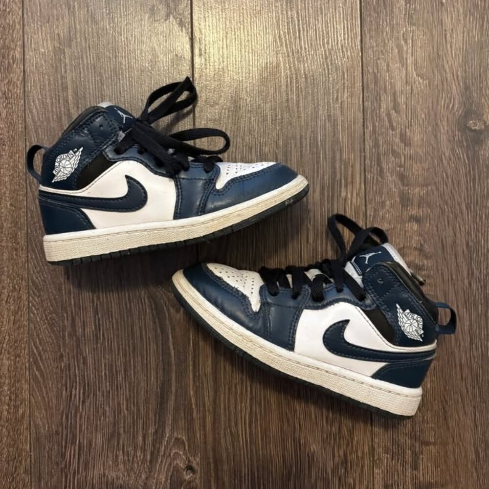 Jordan 1 Mid in "Armory Navy"
